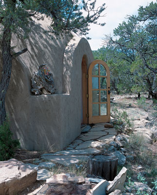 
The adjacent adobe building has a domed roof and a skylight at its apex, creating a connection to the outside. Dyanna comes here to meditate and sleep, especially during the warm summer months.
